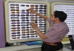 Sokaklarda satılan ucuz güneş gözlükleri göz sağlığını tehdit ediyor
