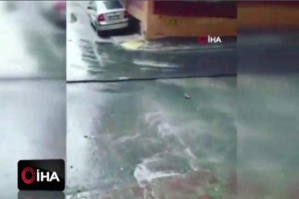 Sokakları dans ederek temizliyor