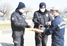 Sokakta görev yapan polislere çorba ikram edildi