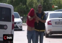 Sokakta oturan kadının elindeki cep telefonunu çaldı