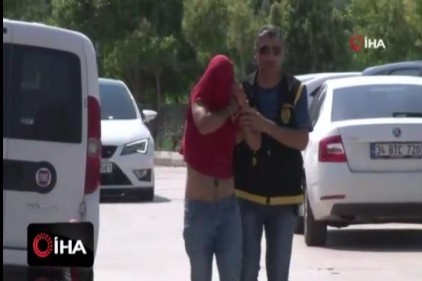 Sokakta oturan kadının elindeki cep telefonunu çaldı