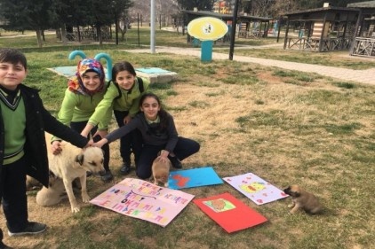 Sokaktaki dostlarını beslediler
