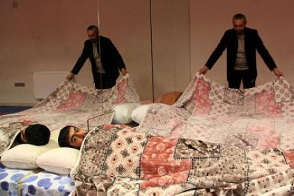 Sokkataki kimsesizlere kucak açıldı