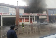 Sökülen otomobil parçalarını temizlerken iş yerini yaktı