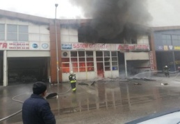 Sökülen otomobil parçalarını temizlerken iş yerini yaktı
