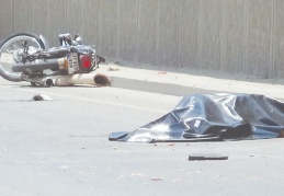 Sollama yapan tanker motosiklete çarptı, iki kişi öldü