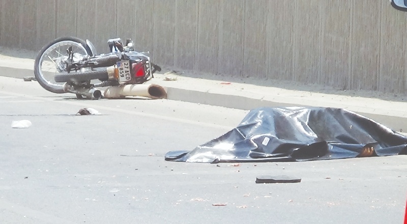 Sollama yapan tanker motosiklete çarptı, iki kişi öldü