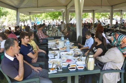 Soma&#039;daki 432 yetim çocuğa &#8220;Babalar Günü&#8221; jesti