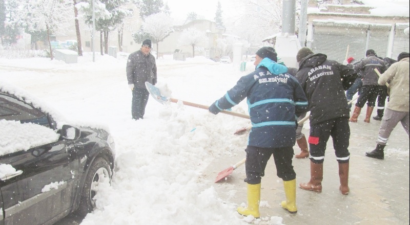 Son 54 yılın en etkili kar yağışında karla mücadele sürüyor