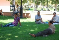 Son sıcakları ağaç altında geçiriyorlar