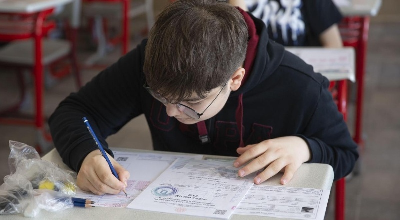 Soru kitapçıkları ve cevaplar paylaşıldı