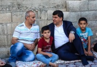 Sorunları dinliyor, iftar sofralarına konuk oluyor