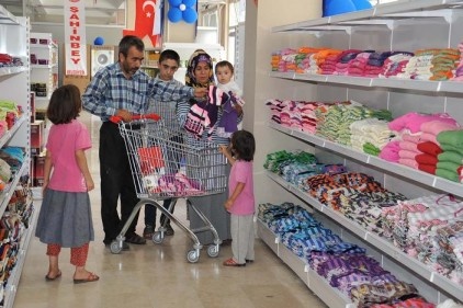 &#039;&#039;Sosyal market&#039;&#039; ihtiyaç sahiplerinin yüzünü güldürüyor