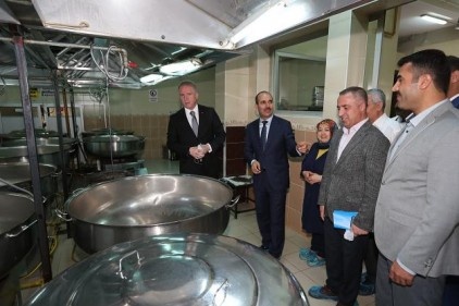 Sosyal Market ve aşevini ziyaret etti
