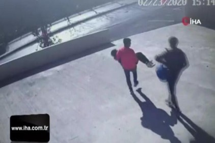 Sosyal medya için video çeken gence bayıltana kadar dayak