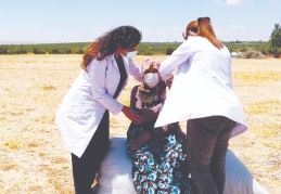 Sosyal medyadaki paylaşımlardan etkilenenleri aşı timleri ikna ediyor