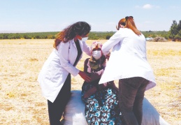 Sosyal medyadaki paylaşımlardan etkilenenleri aşı timleri ikna ediyor