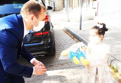 Sosyal medyadan kendisine ulaşan küçük kıza doğum günü hediyesi götürdü