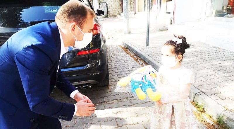 Sosyal medyadan kendisine ulaşan küçük kıza doğum günü hediyesi götürdü