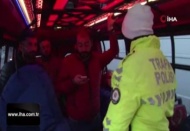 Sosyal mesafe kuralını hiçe saydılar: Minibüslerde şoke eden görüntü