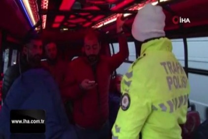 Sosyal mesafe kuralını hiçe saydılar: Minibüslerde şoke eden görüntü
