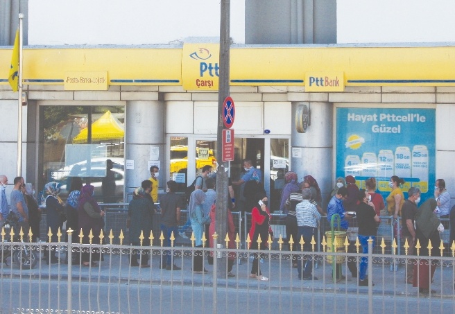 Sosyal mesafesiz kuyruk