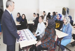 Sosyal tesislerde eğitim gören öğrencilere ücretsiz kitap dağıttı