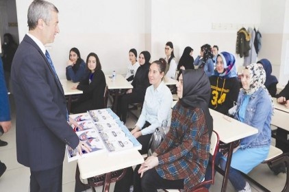 Sosyal tesislerde eğitim gören öğrencilere ücretsiz kitap dağıttı