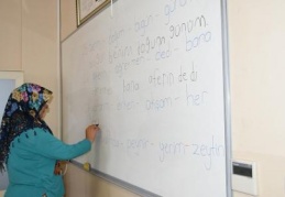 Sosyal tesislerde okuma yazma öğreniyorlar 