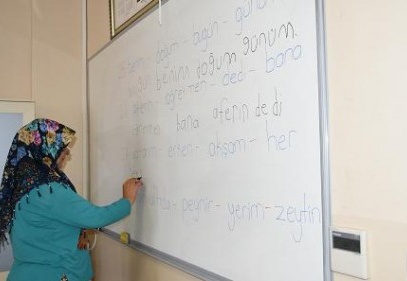 Sosyal tesislerde okuma yazma öğreniyorlar 