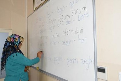Sosyal tesislerde okuma yazma öğreniyorlar 
