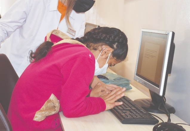 Sosyal tesiste hem meslek öğreniyor hem de sosyalleşiyorlar