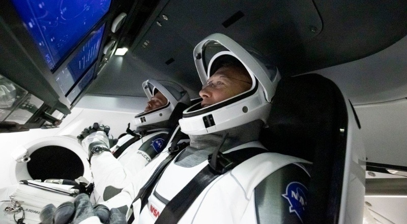 SpaceX, tarihte ilk defa uzaya insan yollayan özel şirket