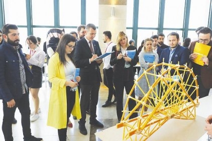 Spagettiler değişik ve farklı mimari tasarımlarla köprü şeklini aldı