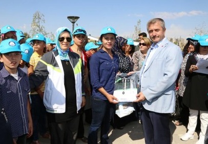 Spor yapmak için parka gelen hanımlara eşofman hediye edildi