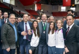 Sporacular, Kasapoğlu’na trophy madalyası hediye etti