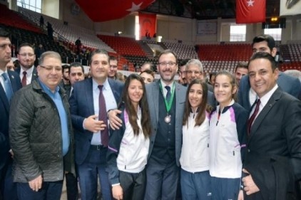 Sporacular, Kasapoğlu&#8217;na trophy madalyası hediye etti