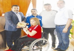 Sporcu Gözegir’e plaket verdi