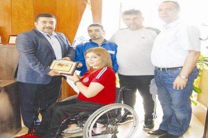 Sporcu Gözegir&#8217;e plaket verdi
