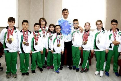 Sporcu öğrenciler, güçlü adımlarla hedeflerine yürüyor