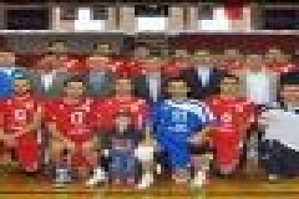 Sporcular ve Teknik heyet siyah kurdele ile maça başladı