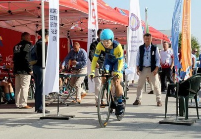 Sporcular, zorlu parkurlarda amansız bir mücadele verdi