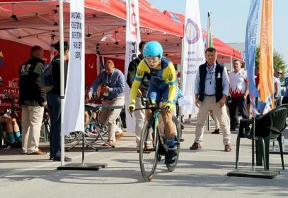 Sporcular, zorlu parkurlarda amansız bir mücadele verdi