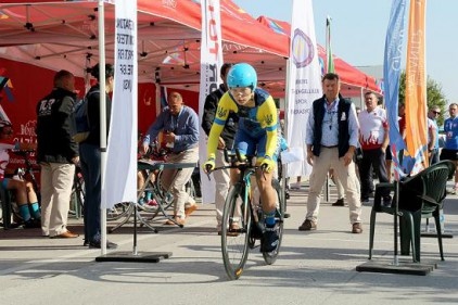 Sporcular, zorlu parkurlarda amansız bir mücadele verdi