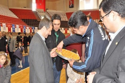 Sporculara baklava ikram edildi