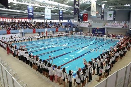 Sporcuları kampta yeni şampiyonluklar için kulaç atıyor.