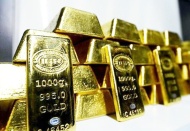 Spot altın fiyatları güçlenen dolar ile dalgalandı