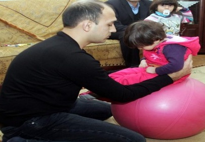SSPE hastası çocuğa fizyoterapist sahip çıktı 