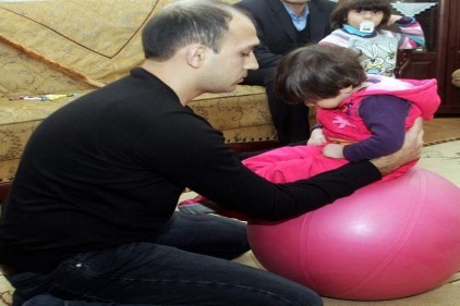 SSPE hastası çocuğa fizyoterapist sahip çıktı 