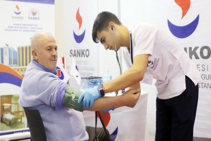 Stantta ücretsiz kan şekeri ve tansiyon ölçümü yapılıyor